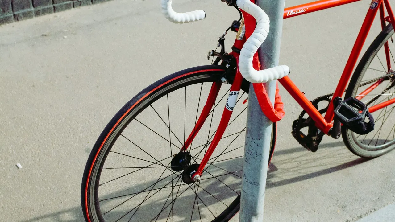 Bicicleta urbana atada con candado a un poste