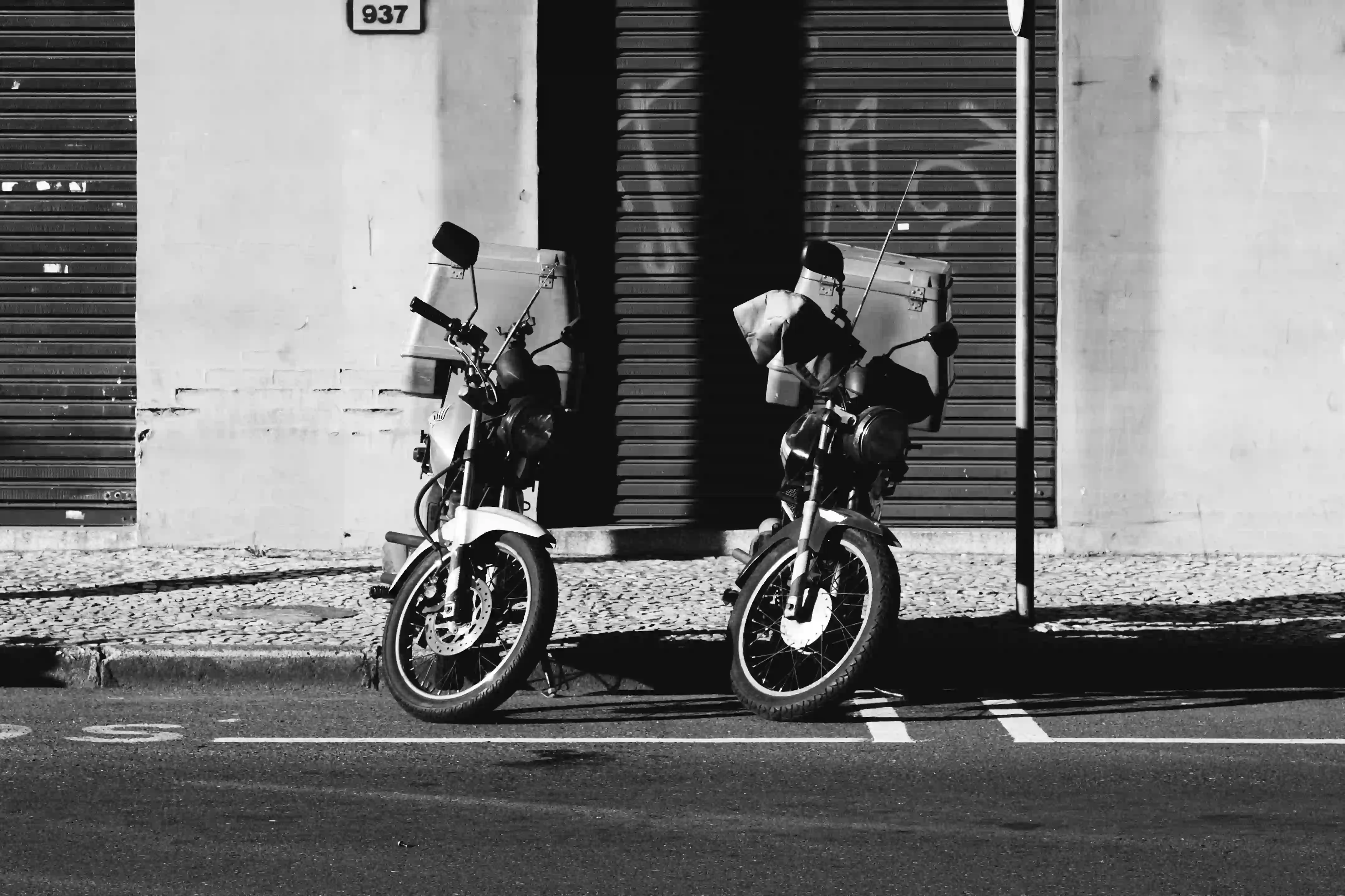 Moto estacionada en la calle